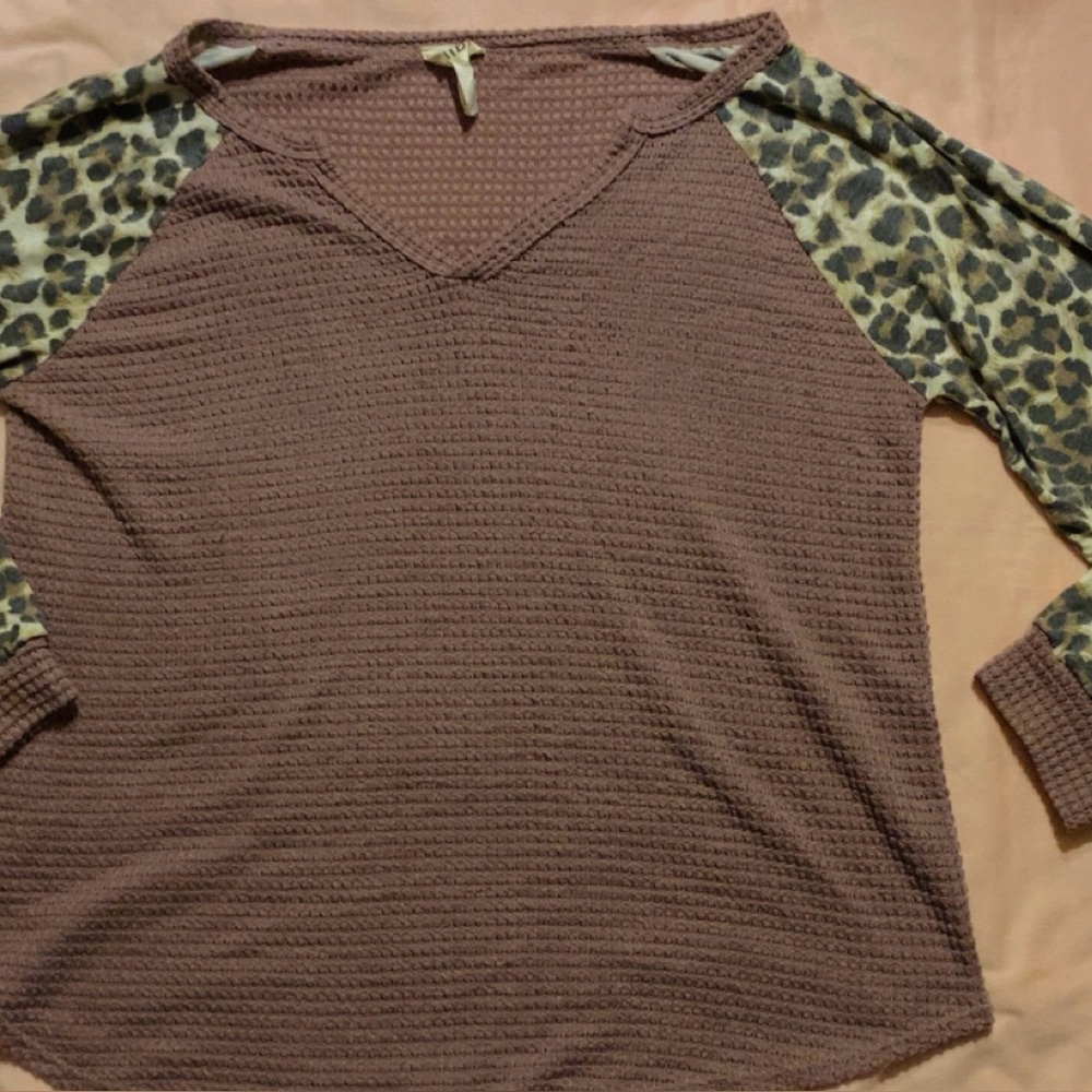 Leopard Print Sleeve V-Neck Top